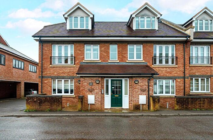 2 Bedroom Flat For Sale In Wey Hill, Haslemere, Surrey, GU27