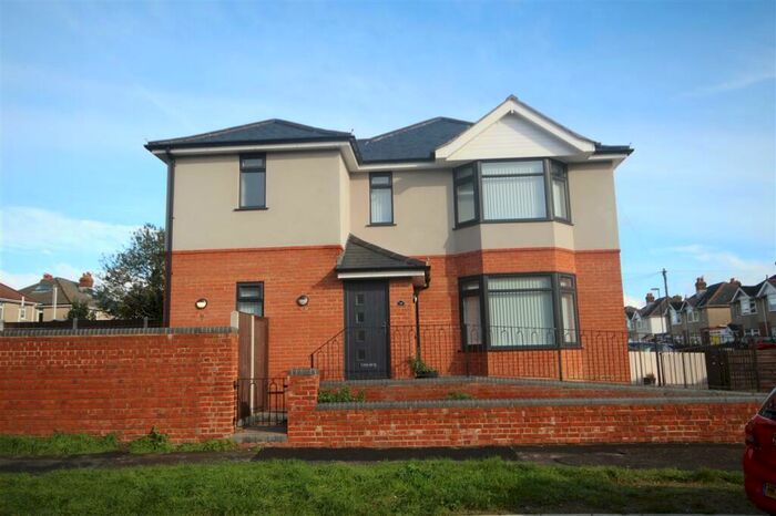 2 Bedroom Detached House To Rent In Link Road, Southampton, SO16