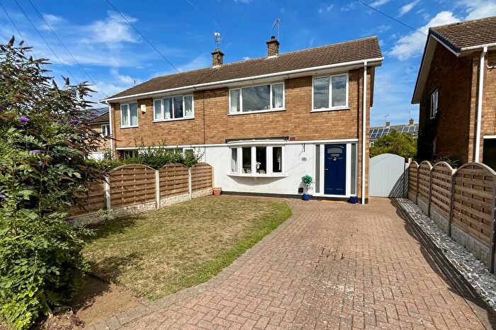 3 Bedroom Semi-Detached House For Sale In Walnut Avenue, Tickhill, Doncaster, DN11