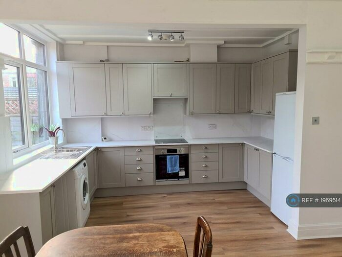 4 Bedroom Semi-Detached House To Rent In St John's Road, Manchester, M16