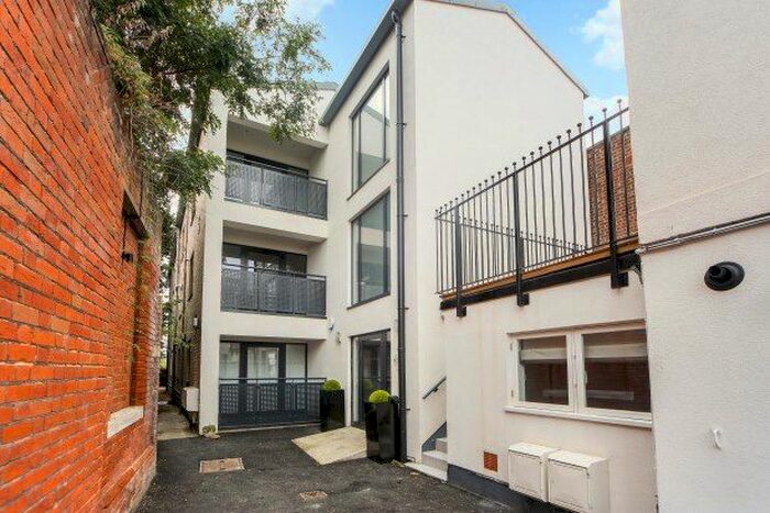 3 Bedroom Flat To Rent In London Street, Chertsey, KT16