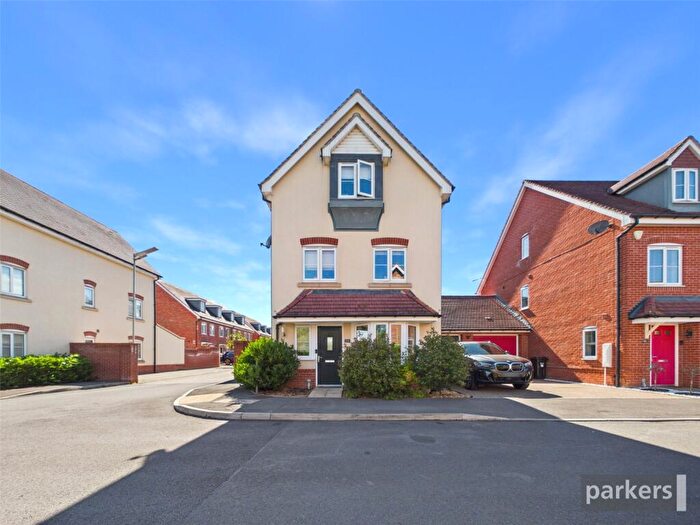 4 Bedroom Link Detached House For Sale In Jasmine Square, Woodley, Reading, Berkshire, RG5