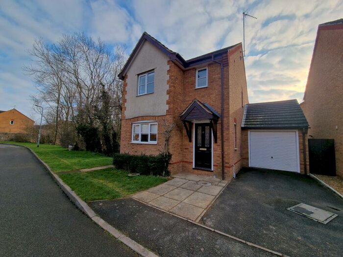 3 Bedroom House To Rent In Warwick Gardens, Thrapston, Kettering, NN14