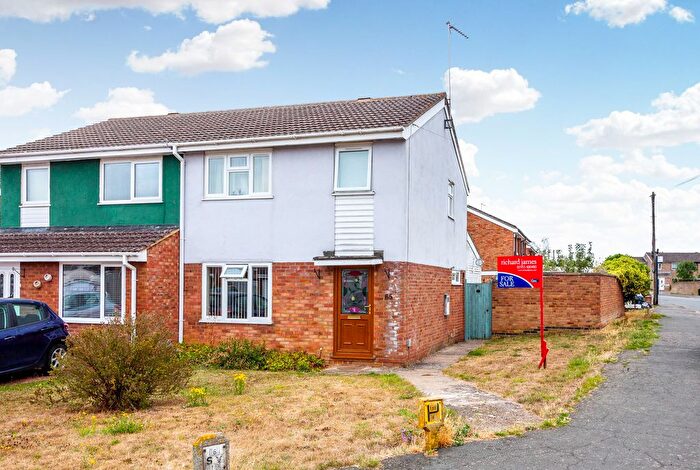 3 Bedroom Semi-detached House For Sale In Ashby Drive, Rushden, NN10