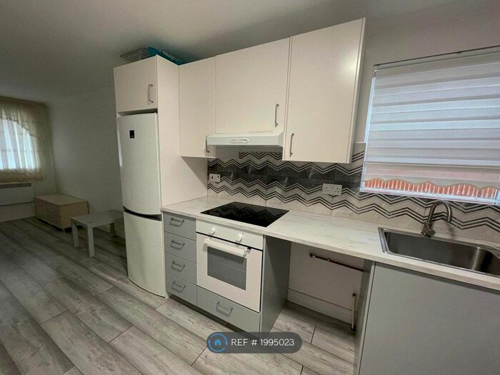 2 Bedroom Semi-Detached House To Rent In Bilton Way, Enfield, EN3