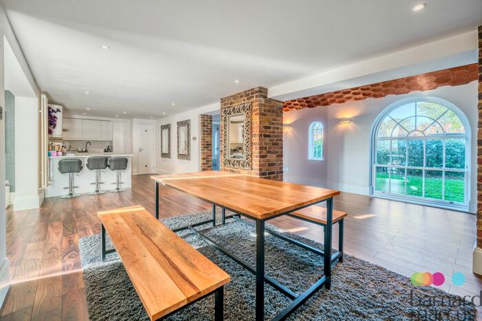 3 Bedroom Flat To Rent In Royal Drive, London N11