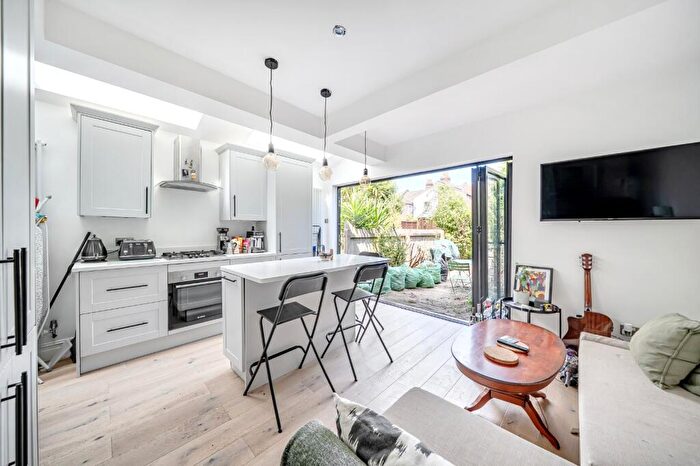 2 Bedroom Flat To Rent In Rutland Gardens, Harringay, London, N4