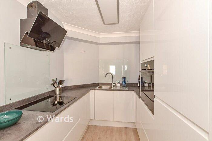 1 Bedroom Flat For Sale In Pier Avenue, Herne Bay, Kent, CT6