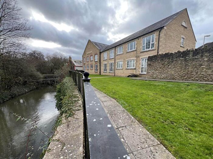 2 Bedroom Flat To Rent In Harris Close, Frome, Somerset, BA11