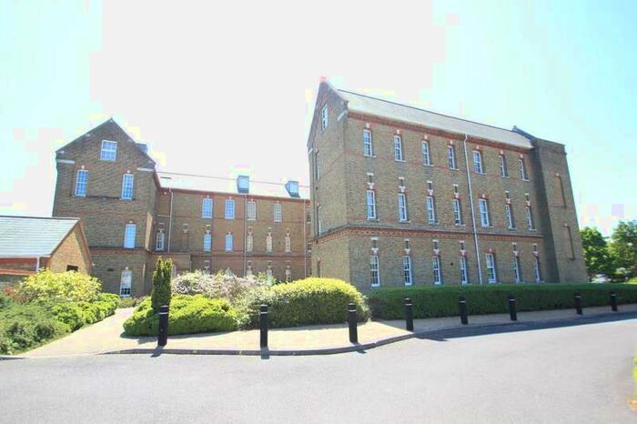 2 Bedroom Flat To Rent In Knaphill, GU21