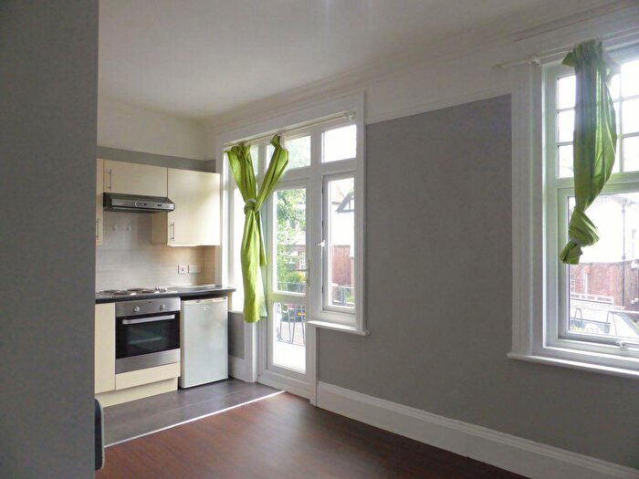 Studio To Rent In York Avenue -, P11