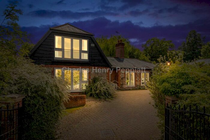 3 Bedroom Detached House For Sale In Woodgate Avenue, Northaw, EN6