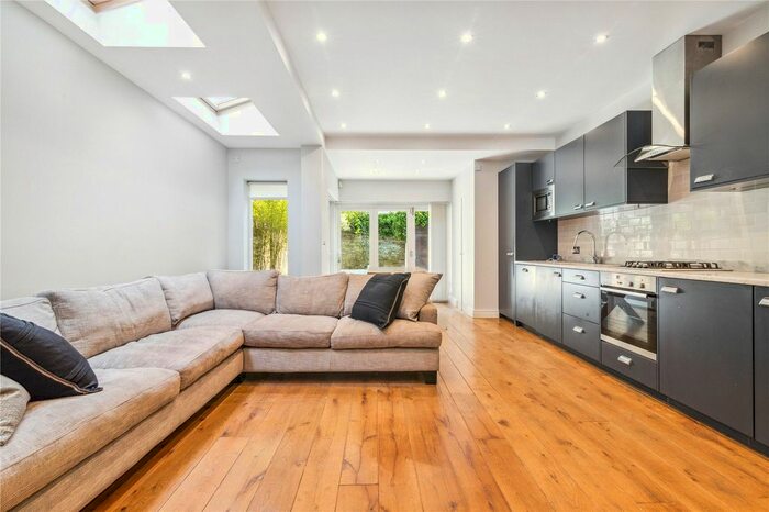 2 Bedroom Flat To Rent In Oxford Gardens, London, W10