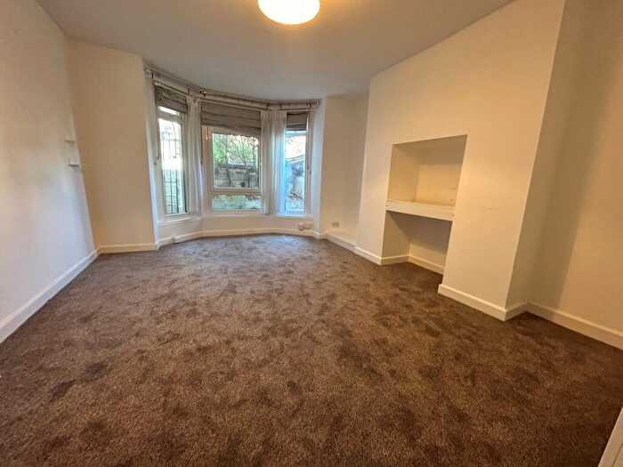 1 Bedroom Flat To Rent In Waverley Road, Southsea, PO5
