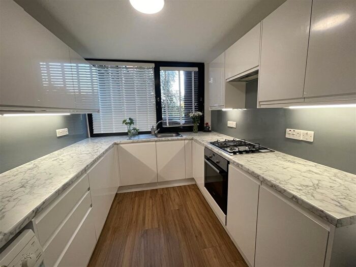 2 Bedroom Flat To Rent In Britten Close, London, NW11