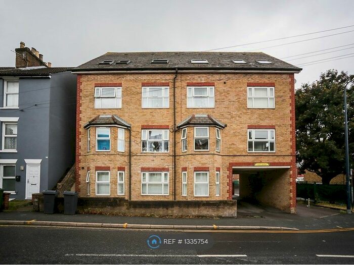 2 Bedroom Flat To Rent In St. Luke's Court, Maidstone, ME14