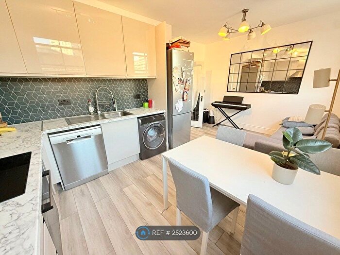 3 Bedroom Flat To Rent In Hammersmith, London, W6