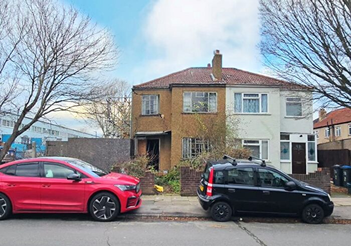 3 Bedroom Semi Detached House For Sale In Berkshire Way, Mitcham, Surrey, CR4