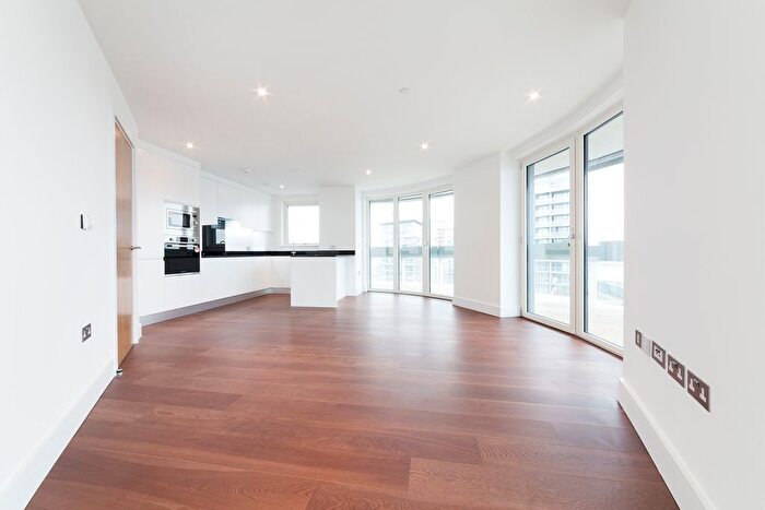 3 Bedroom Flat To Rent In Gateway Tower, Western Gateway, London, E16