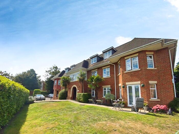 2 Bedroom Flat To Rent In Jenkins Court, Chapel Lane, Bagshot, GU19