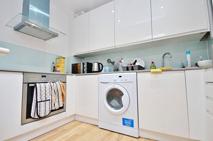 1 Bedroom Flat To Rent In Skyline Plaza Building, Commercial Road, London, E1
