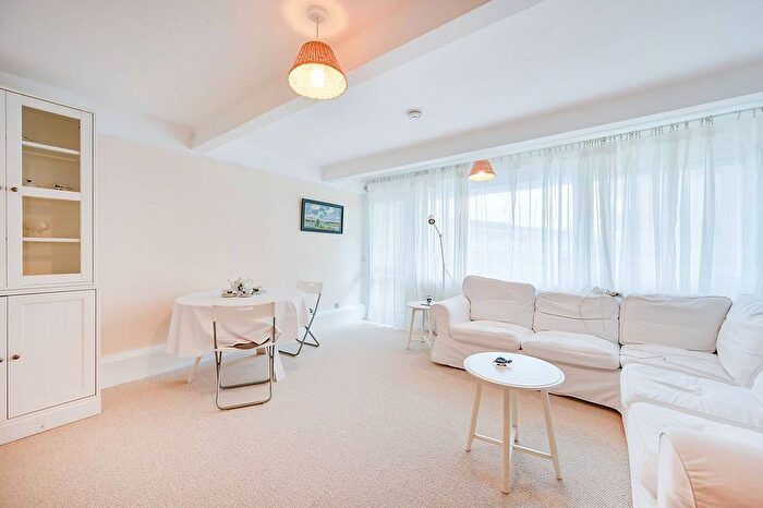 2 Bedroom Flat To Rent In Trinity Way, Acton, London, W3