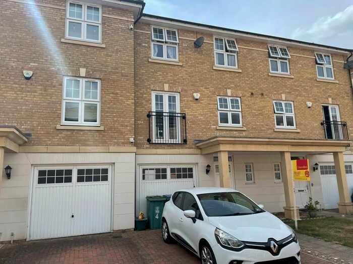 4 Bedroom Detached House To Rent In Woolman Road, Watford, WD17