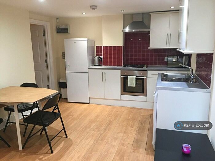 4 Bedroom Flat To Rent In Ashgrove, Bradford, BD7