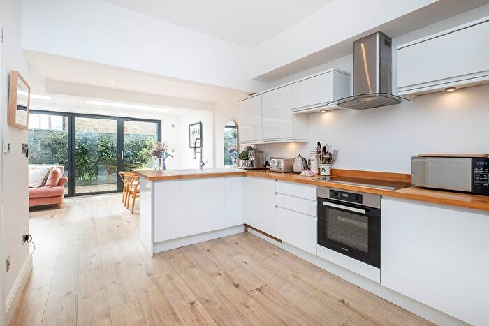 2 Bedroom Flat To Rent In Strathville Road, London, SW18
