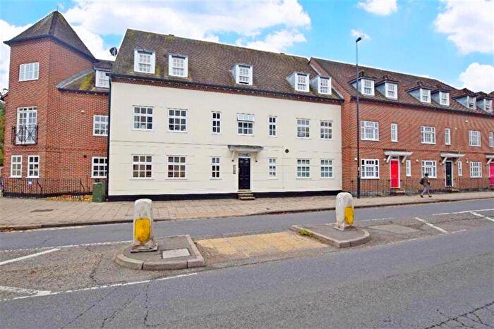 2 Bedroom Flat To Rent In The Hornet, Chichester, PO19