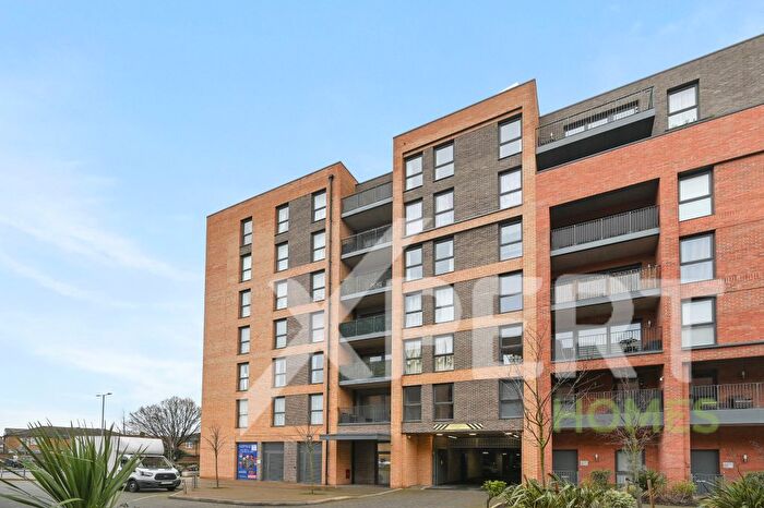 3 Bedroom Flat For Sale In Chailey Place, Hayes, UB3