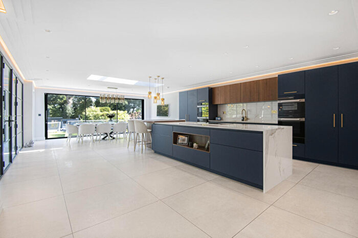 4 Bedroom Detached House For Sale In Oakleigh Park South, Whetstone, N20