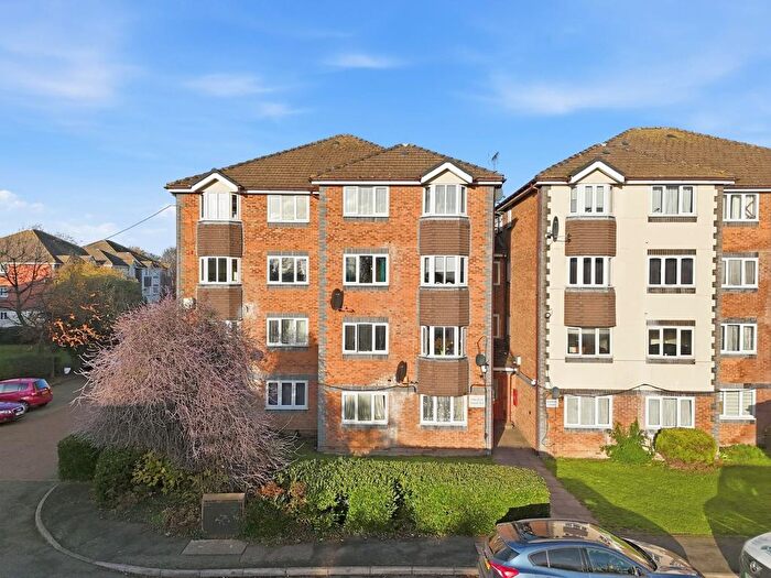 1 Bedroom Flat For Sale In Tennyson Close, Enfield, EN3