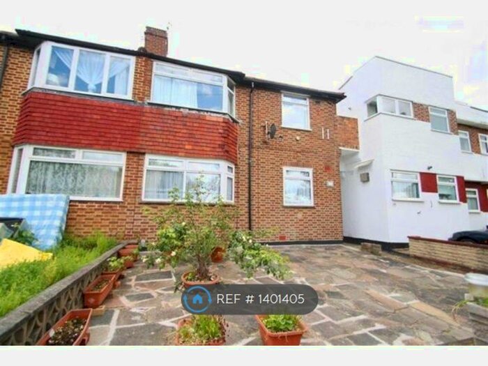 2 Bedroom Flat To Rent In Deer Park Gardens, Morden / Mitcham, CR4