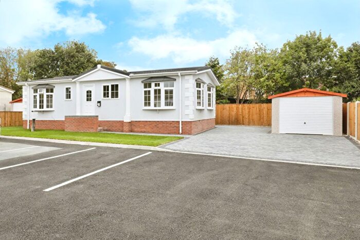 2 Bedroom Mobile/park Home For Sale In Newcastle Avenue, Worksop, S80