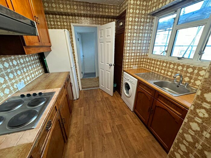 3 Bedroom Flat To Rent In Sidney Street, London, E1