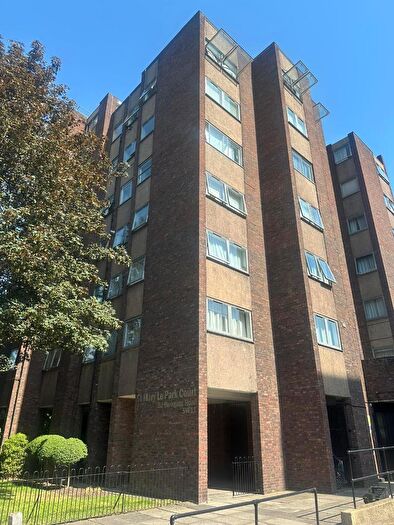 2 Bedroom Flat To Rent In Parkgate Road, London, SW11