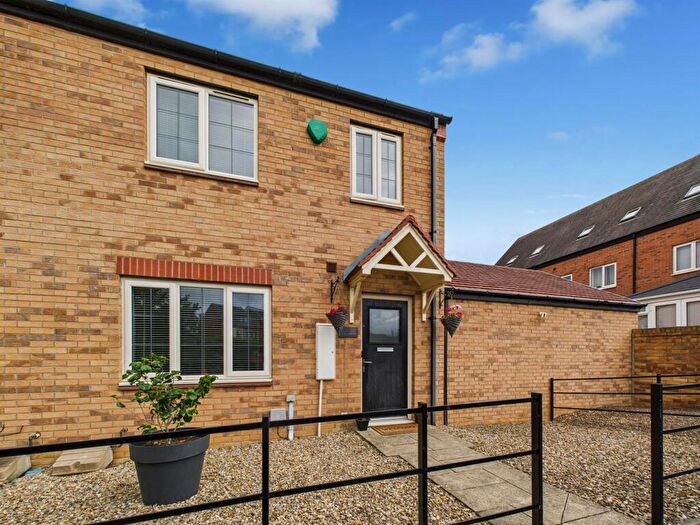 3 Bedroom Semi-Detached House For Sale In Viscount Close, Earsdon View, NE27