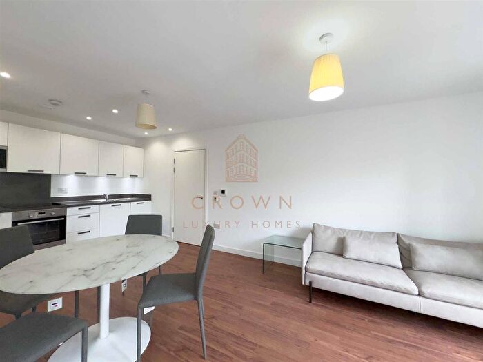 2 Bedroom Flat To Rent In Blondin Way, London, SE16