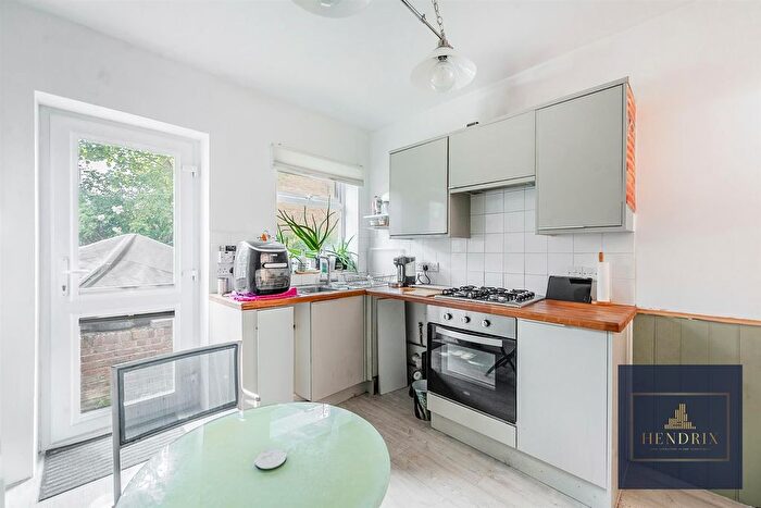 2 Bedroom Flat For Sale In Caledonian Road, Islington, N1