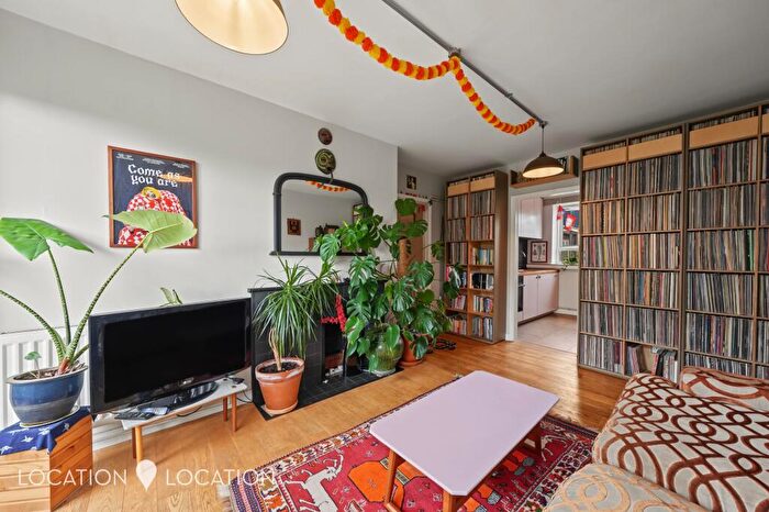 2 Bedroom Flat For Sale In Queen Elizabeths Close, London, N16
