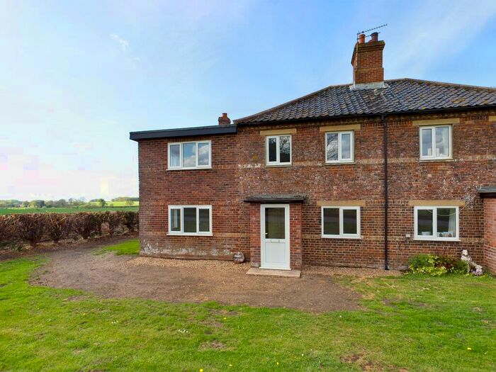 3 Bedroom Semi-Detached House To Rent In Dairy Cottage, Threxton, IP25
