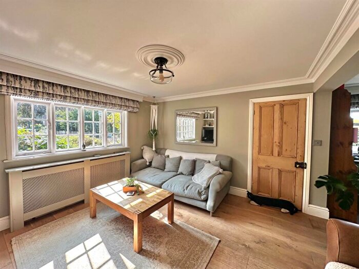 3 Bedroom Semi-Detached House For Sale In The Green, Reaseheath, Cheshire, CW5 - Photo 9