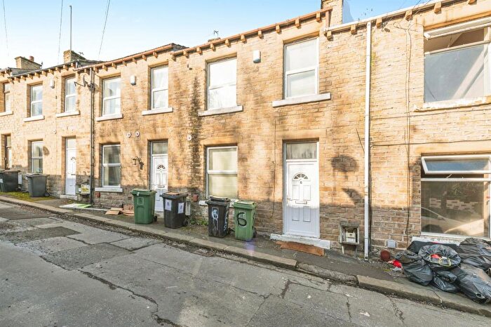 3 Bedroom Terraced House For Sale In Moss Street, Newsome, Huddersfield, HD4