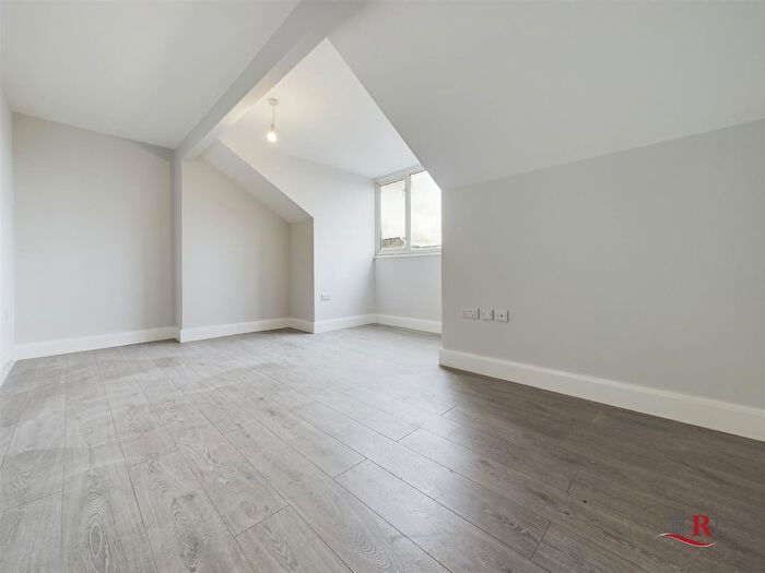 3 Bedroom Flat To Rent In Windermere Avenue, Queens Park, London, NW6