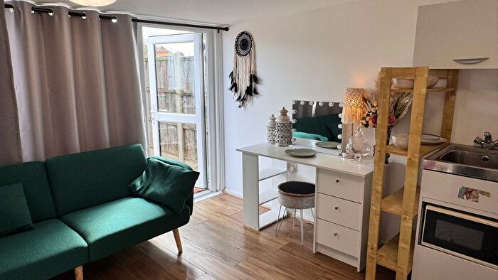 1 Bedroom Flat To Rent In Felixstowe Road, Edmonton, N9