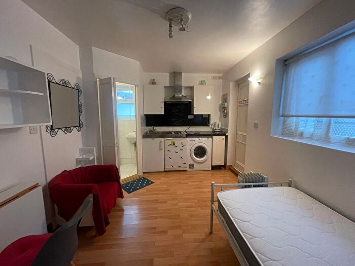 Studio To Rent In Hanworth Road, Hounslow, TW3