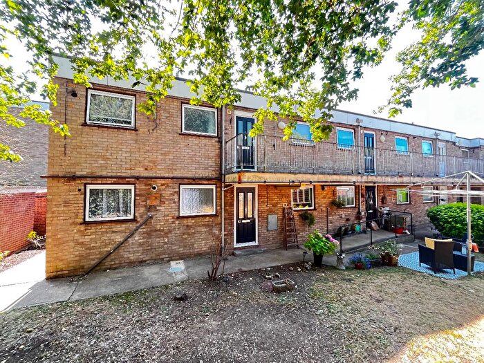 1 Bedroom Flat For Sale In Hamilton Drive, Romford, RM3