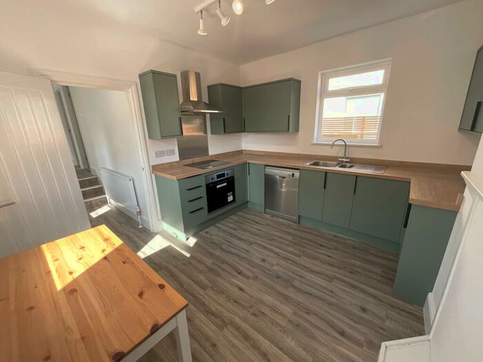 6 Bedroom Semi-Detached House To Rent In Bromley Road, BS7