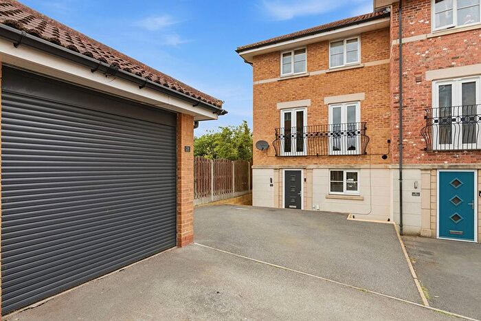 4 Bedroom Town House For Sale In Eyre Court, Bramley, Rotherham, S66